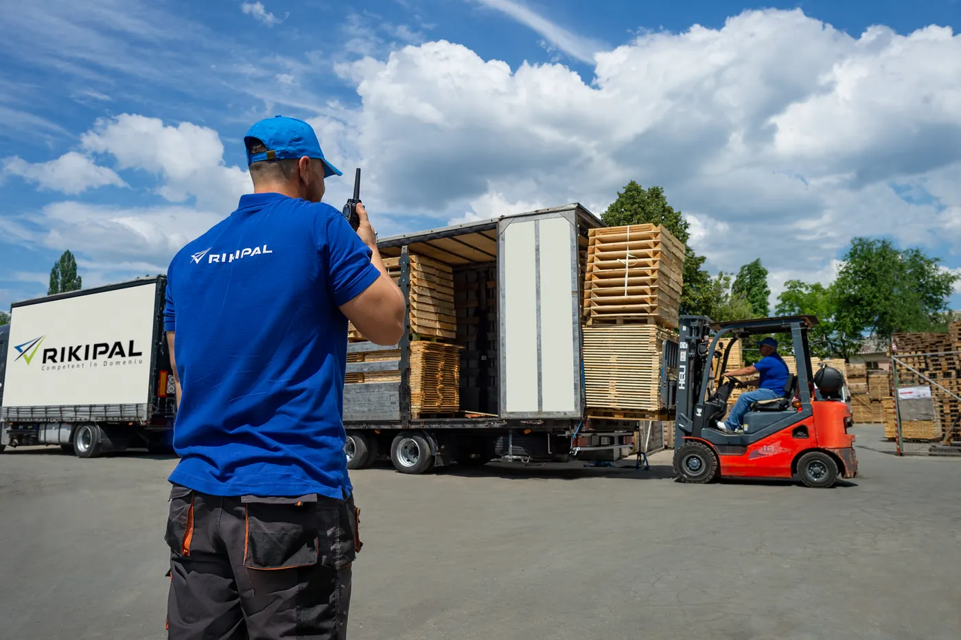 Coordonator RIKIPAL la încărcarea camionului cu paleți